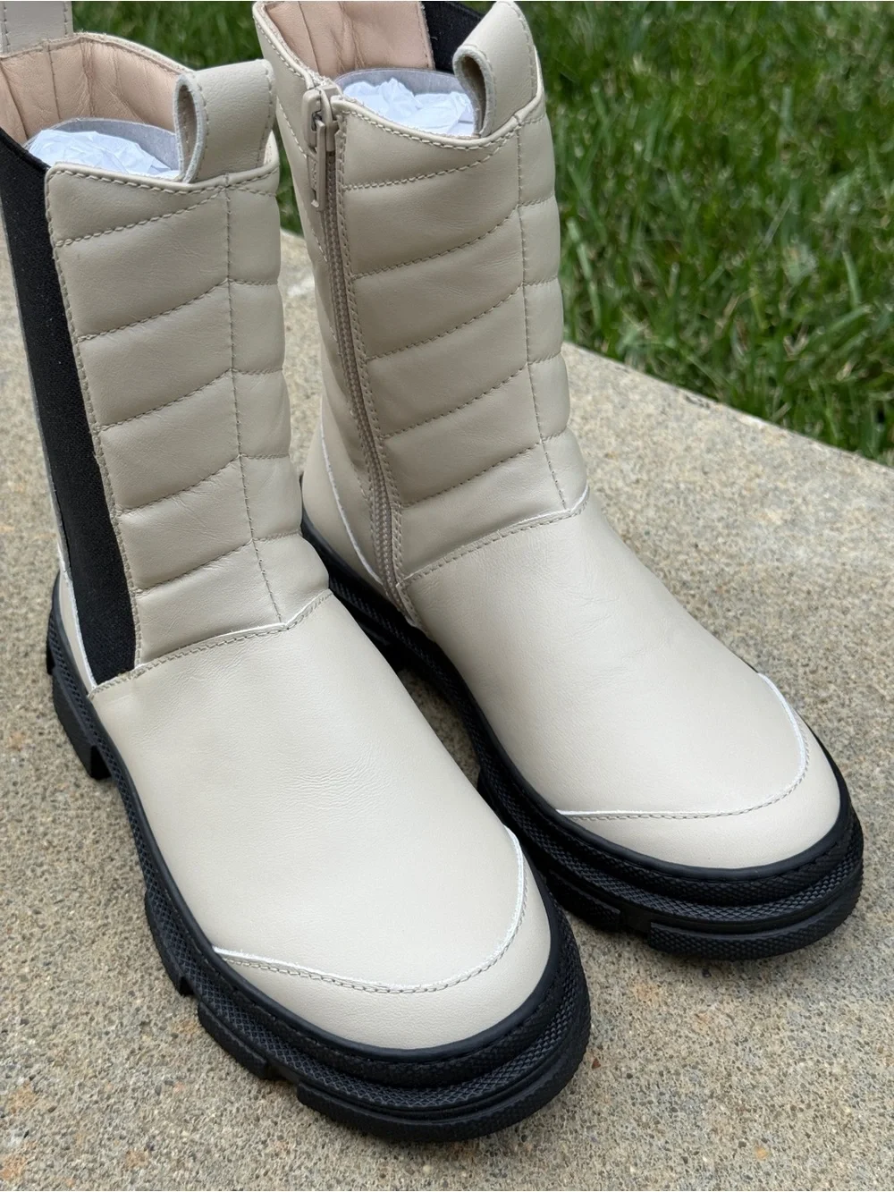 New Luxelim size 29 Chelsea leather boots ivory/black